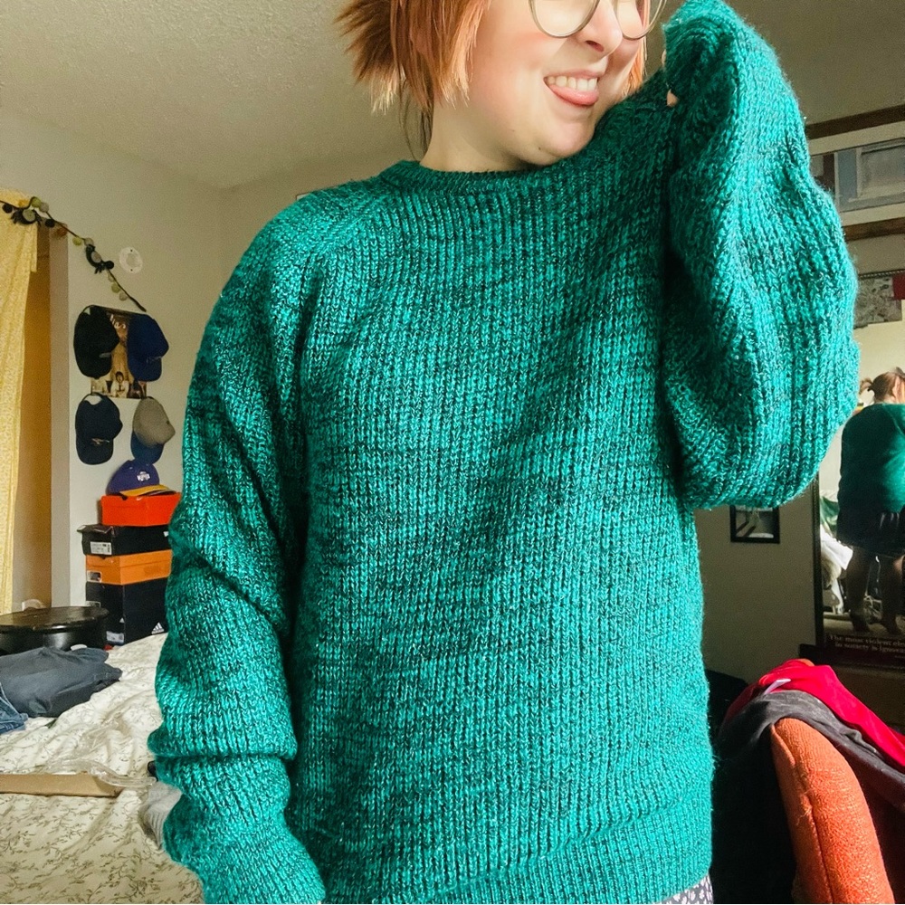 💥VINTAGE 💥 
brand: Expressions 
Teal/ green hefty acrylic sweater!!